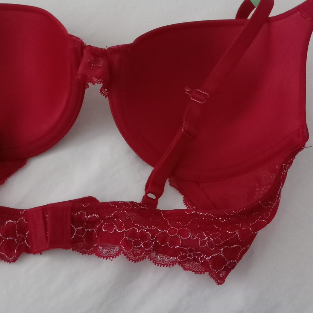 Red bra - Picture 3 of 4